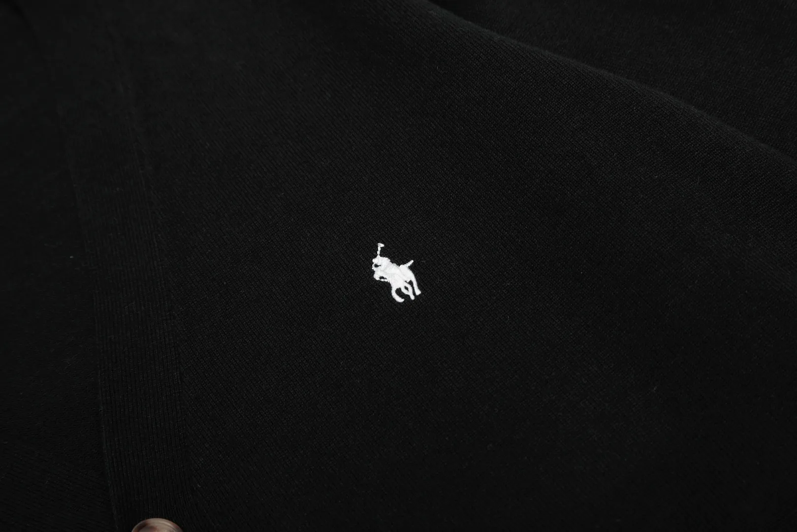 P250 Top quality" Style number: DS813# (not off the shelves all year round) [Ralph Lauren V-neck solid color pony embroidered logo jersey basic cardigan] ✅Ralph Lauren Ralph Lauren classic basic versatile knitted cardigan jacket for men and women couples ✅Main supplier platform live broadcast Wholesale entity Replenish when out of stock Not off the shelf ✅ZP quality 1:1 version Scan the code to enter the GF website Counter quality ✅Detailed quality is the only one in Guangzhou Imported quality cotton yarn, focusing on high-end, cost-effective, good quality needless to say. ✅Restore the original version. The maximum size can be worn up to 180 pounds. Loose, comfortable and stress-free. ✅The upper body is simple and easy to match. A must-have item for ootd. Good-looking clothes are never picky. A must-have for couples of the same style. Size: S-XL. Color: black, off-white, gray, navy.